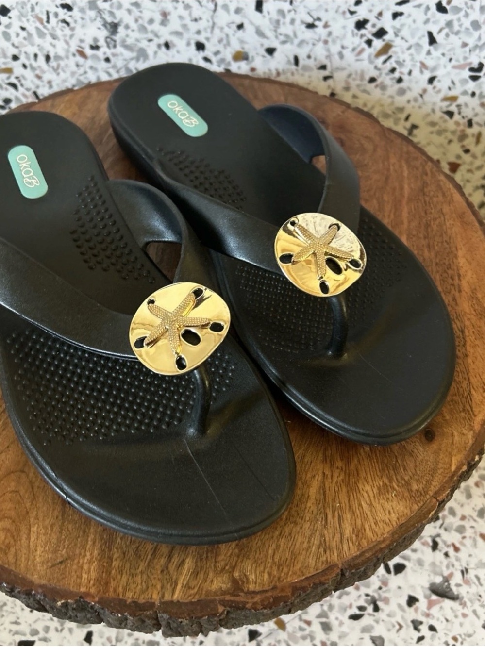 Oka-B Women's Sandy flip flop sandals W/ a gold sand dollar pendant Size M/L